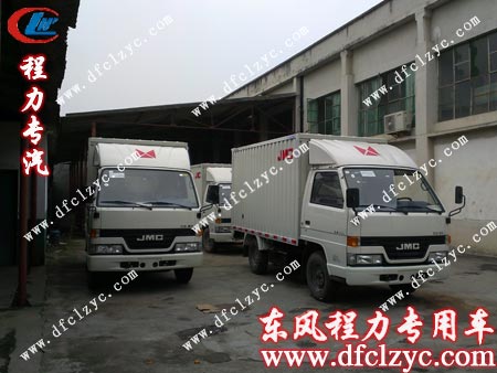 剛剛生產(chǎn)完工，走出車間的江鈴廂式貨車
